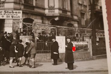 Preview: altes Foto - Gebäude Bürger-Stuben Heinrich Pokorny  - Wahllokal ?? SA Männer , Hitler Plakate